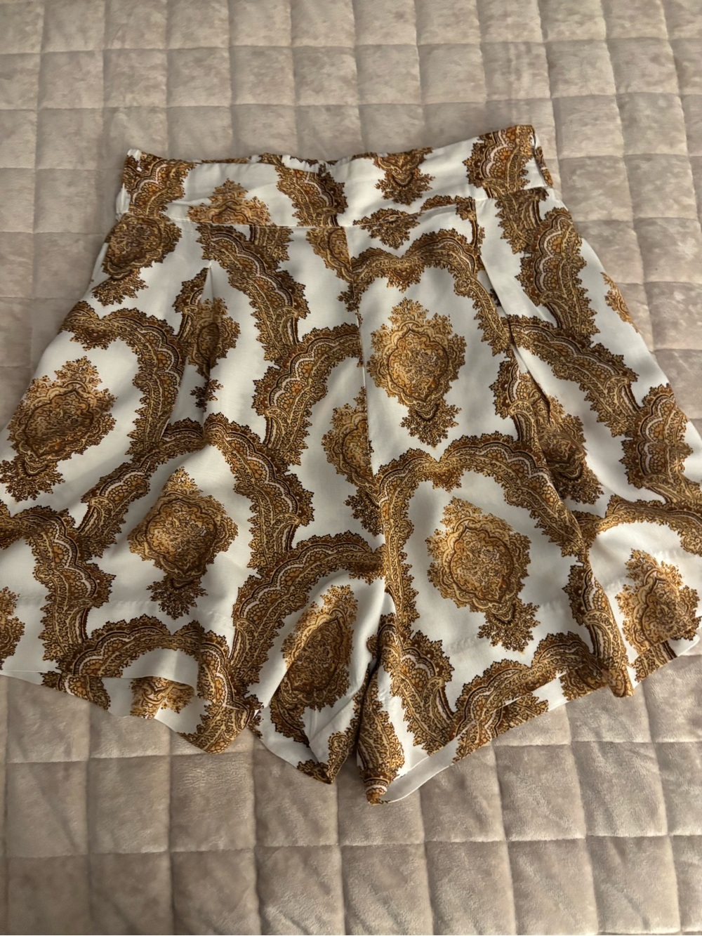H&M Shorts Women’s Size 4 with White/Gold Paisley Print - Picture 10 of 11